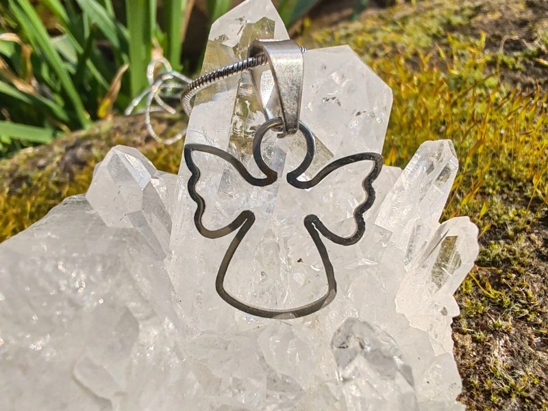 "Něžný andělský dotek" – Nerezový přívěsek Anděl na háďátkovém řetízku