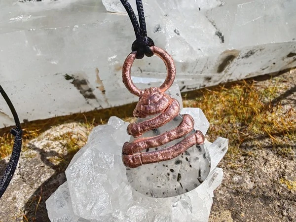 Měděný amulet "Vesmír v kapce" – Black Dot Quartz (Galvanoplastika)