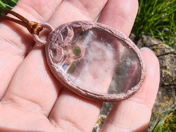 Měděný amulet Lesní pramen – Křišťál s olivínem (Galvanoplastika)