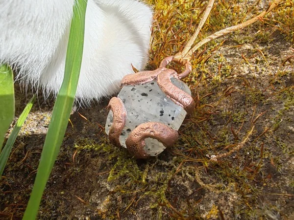 Měděný amulet Geometrie přírody – Black Dot Quartz (Galvanoplastika)