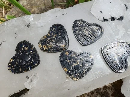 Orgonit na mobil srdíčko se šungitem a mosazí