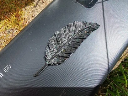 Orgonit na mobil Velké peříčko se šungitovým pudrem, mědí a křišťálem