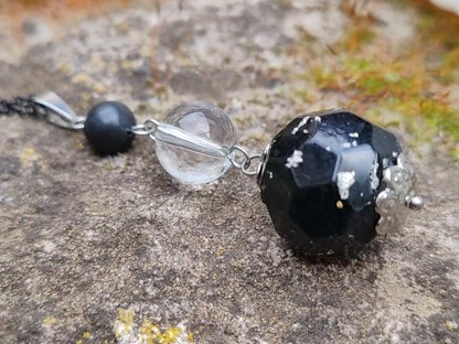 "Magický štít" Vzdušný orgonitový přívěsek se surovým šungitem, křišťálem a stříbrem