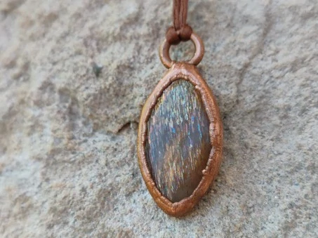 "Zář Sluneční Galaxie" - amulet se slunečním kamenem Rainbow lattice sunstone