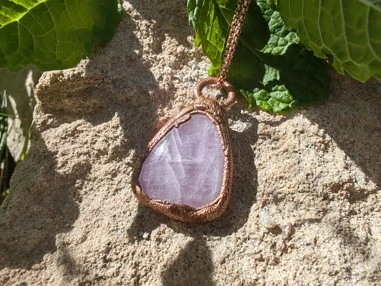 "Něžná Strážkyně Srdce" amulet Kunzit galvanoplastika