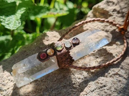 "Chrám Starodávné Moudrosti" Amulet Mistrovský lemurijský křišťál s pěti drahokamy v surové mědi