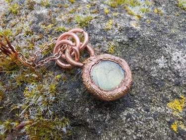"Malé Zrcadlo Intuitivního Světla" Amulet Labradorit galvanoplastika