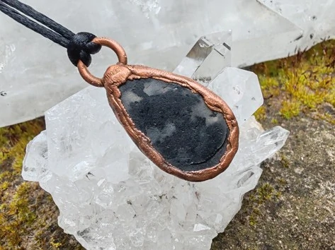 "Pevnost v Bouři" Amulet Černý turmalín v křemeni galvanoplastika