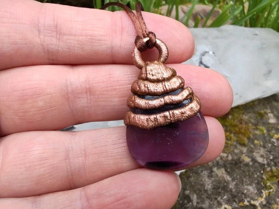 "Strážce Nočního Klidu" Amulet Hvězdný ametyst galvanoplastika
