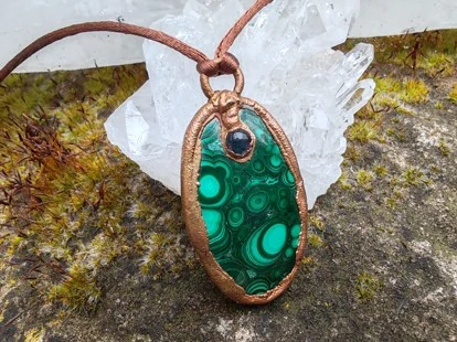 "Strážce Vnitřní Proměny" Amulet Malachit & Ametyst galvanoplastika