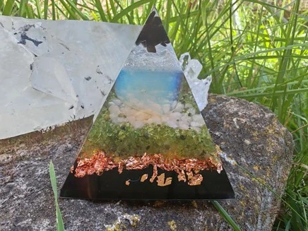 "Světlo a Ochrana" Orgonitová pyramida – Opalit, Turmalín a Šungit