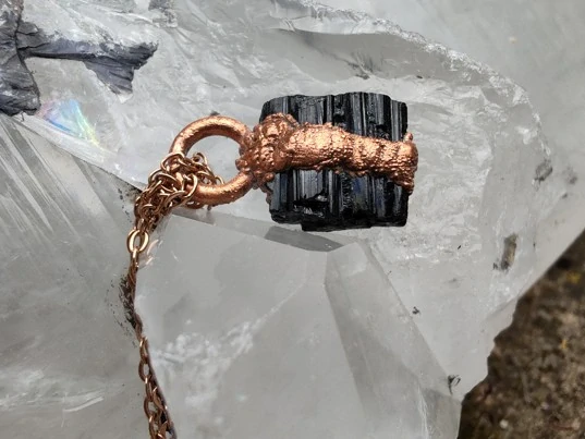 Přívěsek galvanoplastika „Černá hvězda“ – Surový černý turmalín na řetízku rose gold