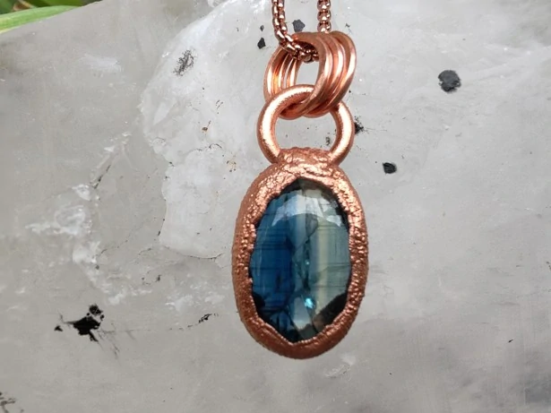 Přívěsek galvanoplastika „Paprsek nebeského klidu“ – Sytě modrý disthen (kyanit) v zářivé mědi a rose gold