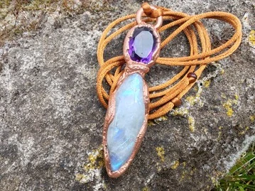 Přívěsek galvanoplastika „Amulet Měsíční Bohyně“ Broušený ametyst a duhový měsíční kámen v zářivé mědi
