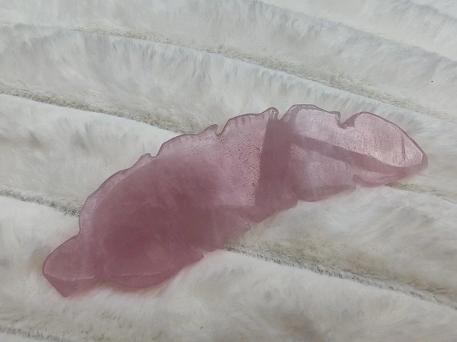Vyřezávané růženínové pírko - Talisman lásky, něhy a aromaterapie *1
