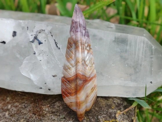 Pírko z ametystového achátu – Andělský talisman harmonie, vhledu a bezpečí *1