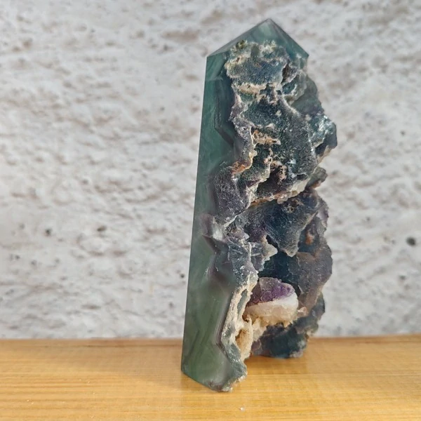 Přírodní fluoritový obelisk s krystalickou dutinou – zelenomodrý minerální hrot *2