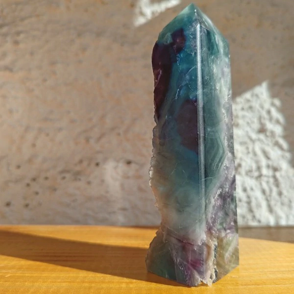 Přírodní fluoritový obelisk s krystalickou dutinou – zelenomodrý minerální hrot *1