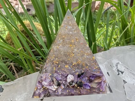 Orgonit Pyramida "Křišťálová čakra" dosah 5 metrů