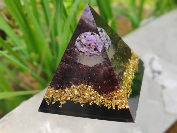 "S hlavou v oblacích a nohama pevně na zemi" , orgonit pyramida