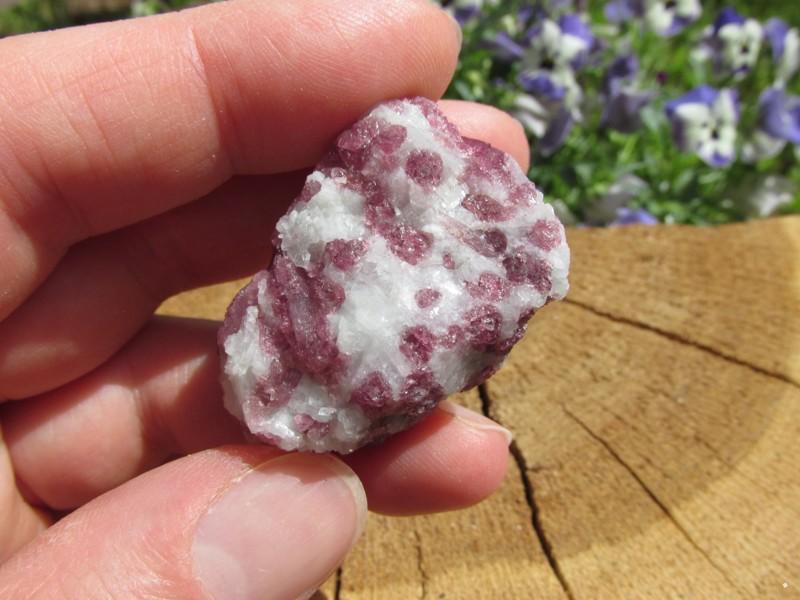 Rubelit (růžový / červený turmalín) v křemeni - Pomocník v lásce, 27 gr, AA kvalita