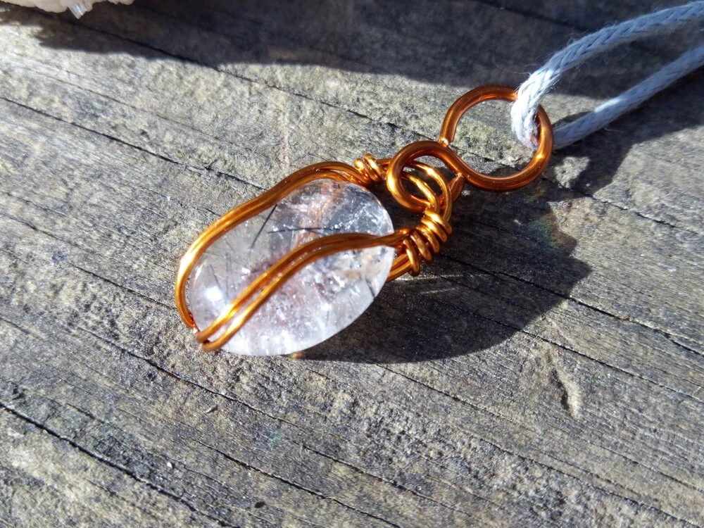 "Pomáhej" - drátovaný šperk, přívěsek, Turmalín v křišťálu& Měď