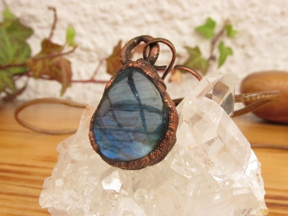 Amulet "Do každého koutku duše" - labradorit