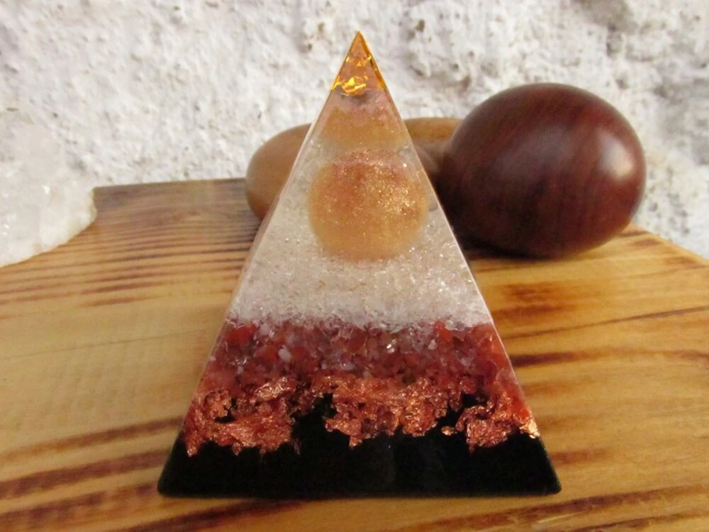"Prozáří a sílu doplní" - orgonitová pyramida, dosah 5m