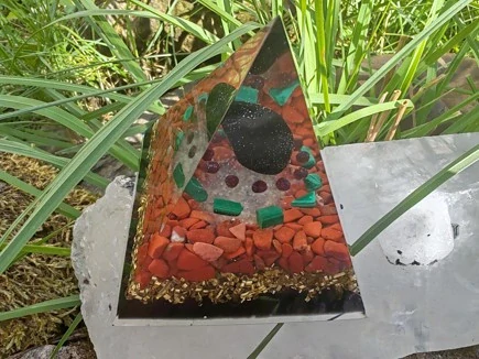Orgonitová pyramida "Uvolnění a otevřenost pro Kozoroha"