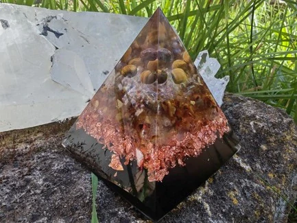 Orgonitová pyramida "Hojnost & Nadšení pro Lva"