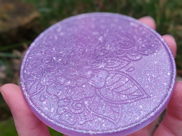 Orgonitová podložka duhově fialová s vločkami stříbra - pro čištení a nabíjení kamenů, pod svícen, pod hrneček