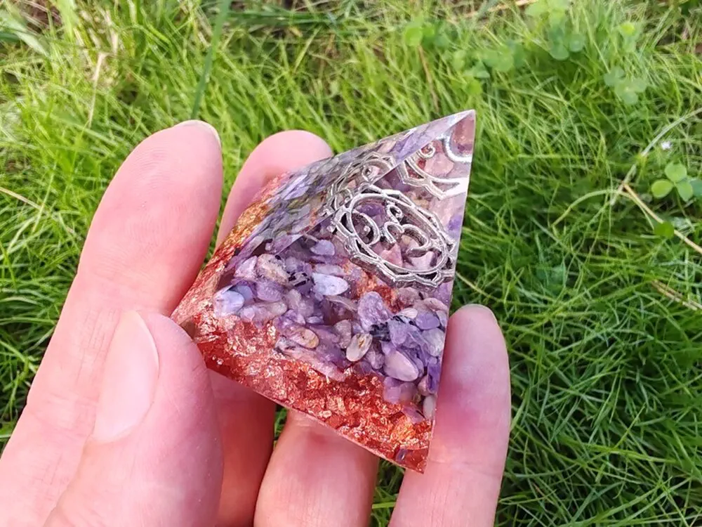 Orgonitová pyramida "Já vím" - korunní čakra
