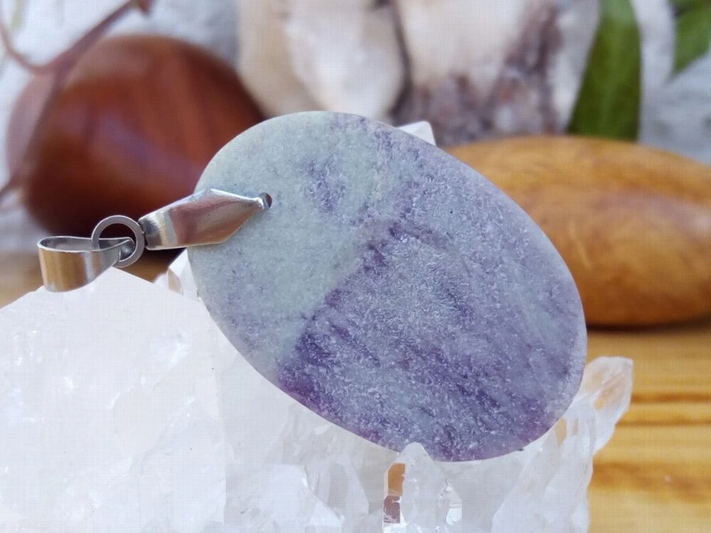 Přívěsek kammererit - Dárce štědrosti a hojnosti, kabošon *04