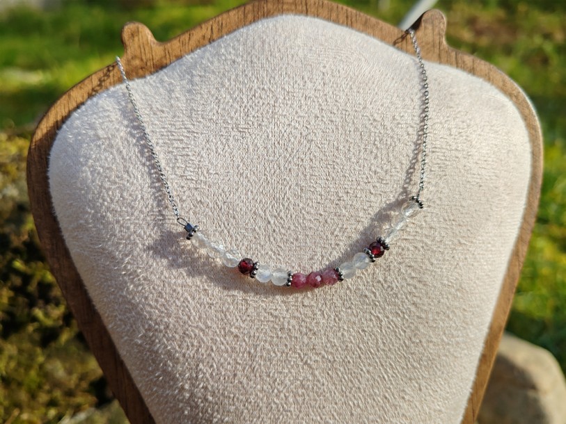 Náhrdelník "Láska" rubelit, granát, měsíční kámen, lepidolit