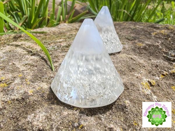 Dárek k nákupu nad 900,- "Stříbrná spirála vědomí" - orgonitový kužel chalcedon, vločky stříbra