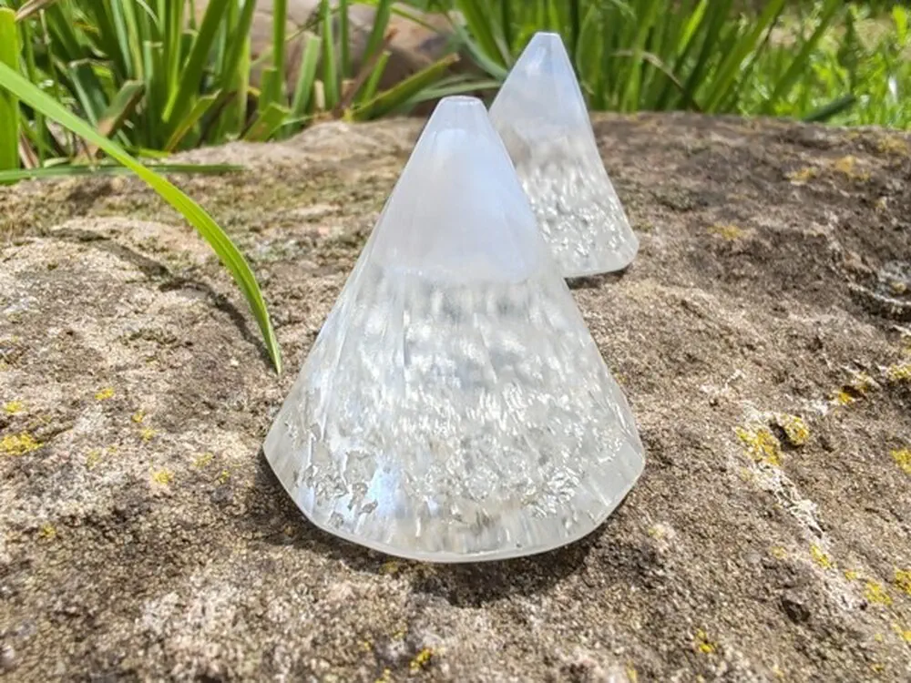 "Stříbrná spirála vědomí" - orgonitový kužel chalcedon, vločky stříbra