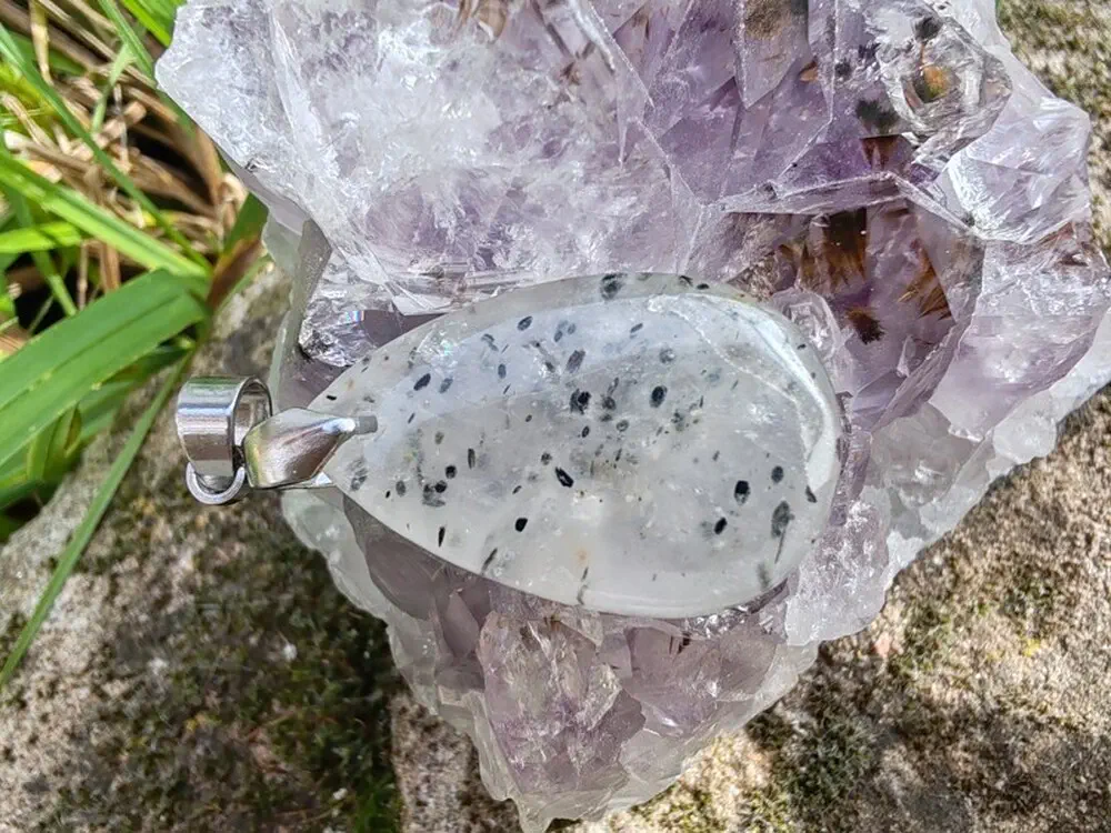 "Prastarý Kód Světla a Stínu" - přívěsek křemen s inkluzemi - Black dot quartz kabošon *2