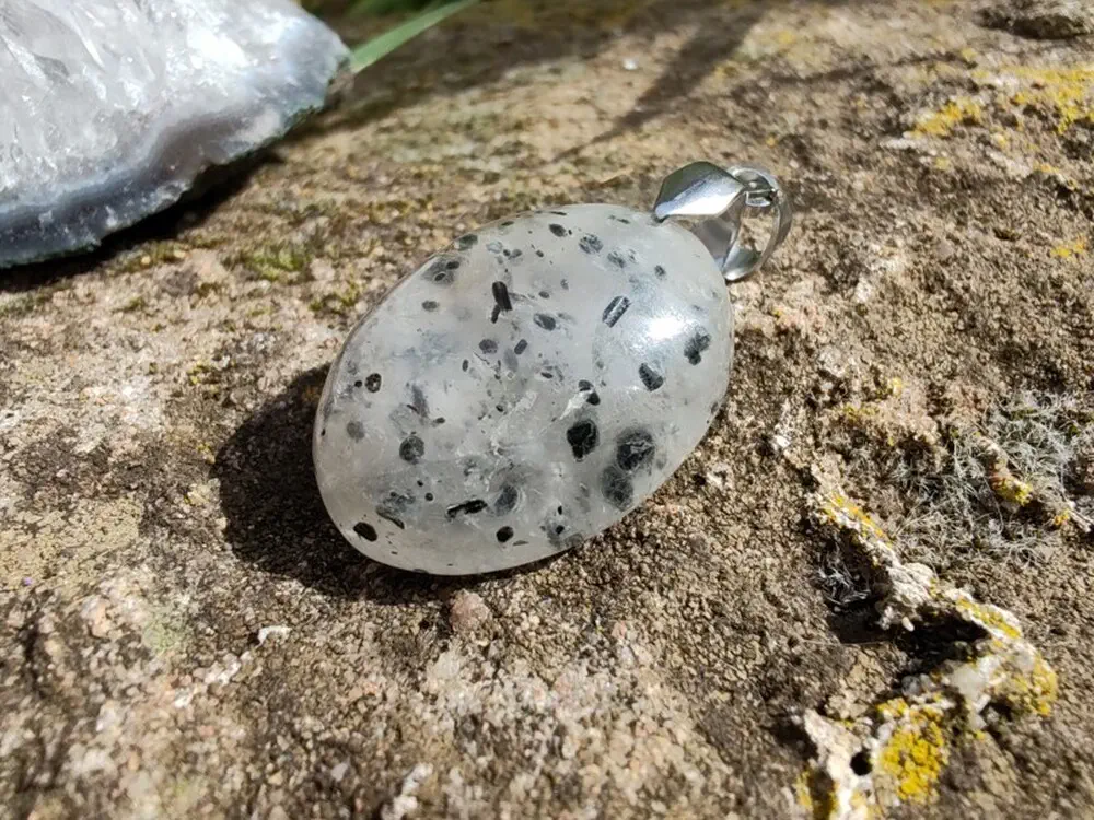 "Prastarý Kód Světla a Stínu" - přívěsek křemen s inkluzemi - Black dot quartz kabošon *7
