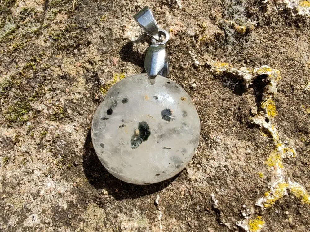"Prastarý Kód Světla a Stínu" - přívěsek křemen s inkluzemi - Black dot quartz kabošon *9