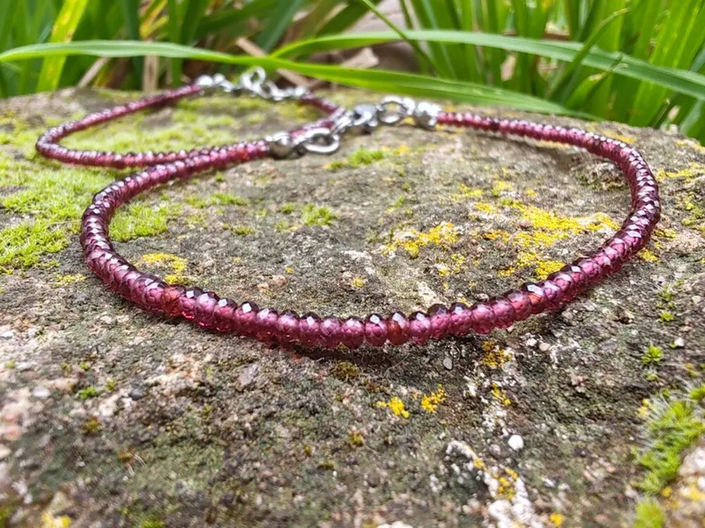 "Ohnivá esence" náramek granát, broušené rondelky 1,5x2,5mm