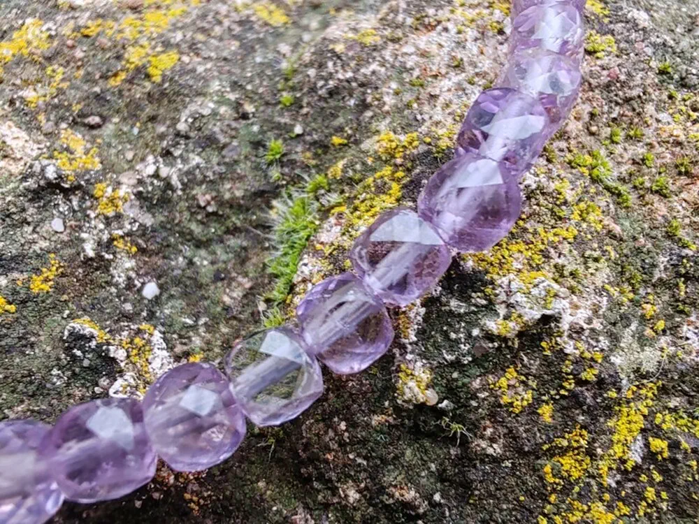 "Posvátná geometrie vědomí" náramek ametyst broušené krychličky, 4mm