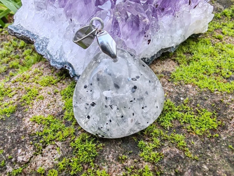 "Prastarý Kód Světla a Stínu" - přívěsek křemen s inkluzemi - Black dot quartz kabošon *12