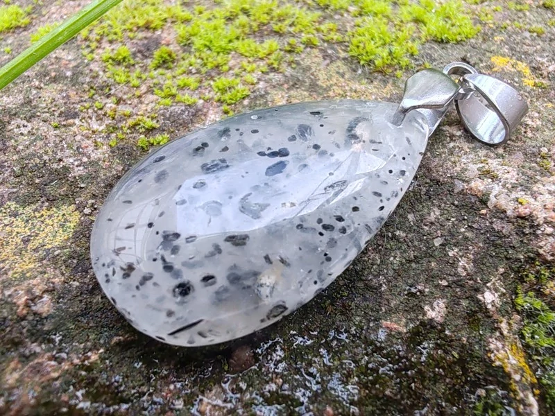 "Prastarý Kód Světla a Stínu" - přívěsek křemen s inkluzemi - Black dot quartz kabošon *15
