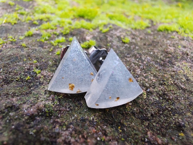 Orgonitové Náušnice – Sněžné Pohlazení se Zlatým Akcentem