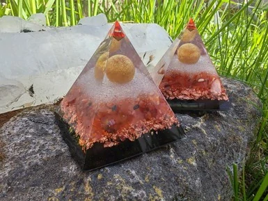 DÁREK k nákupu - "Prozáří a sílu doplní" - orgonitová pyramida, velikost 6x6 cm