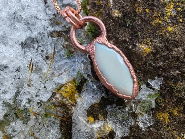 Amulet z etiopského opálu – Vesmírná mlhovina v objetí + dárková krabička