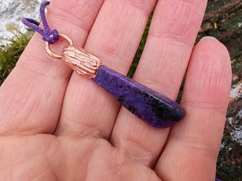 "Amulet Fialové Mlhy: Čaroitová strážkyně" - galvanoplastika čaroit