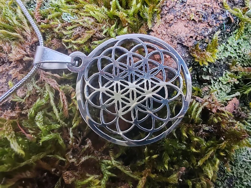 Nerezový amulet Květ života – Symbol harmonie a jednoty (včetně řetízku)