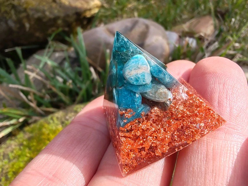 "Vůle a komunikace" Orgonitová mini pyramidka Modrý apatit & Měď