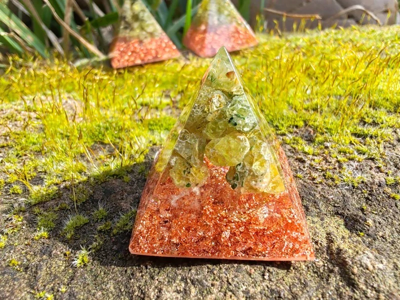 "Svěžest a radost ze života" Orgonitová mini pyramidka Olivín & Měď